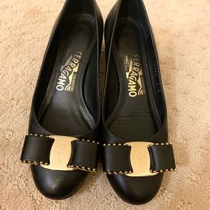 Rare Salvatore Ferragamo Vara Black Leather Pumps